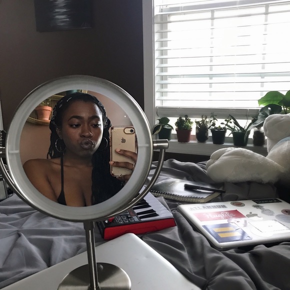 Meet your Posher, Alexis - Picture 2 of 4